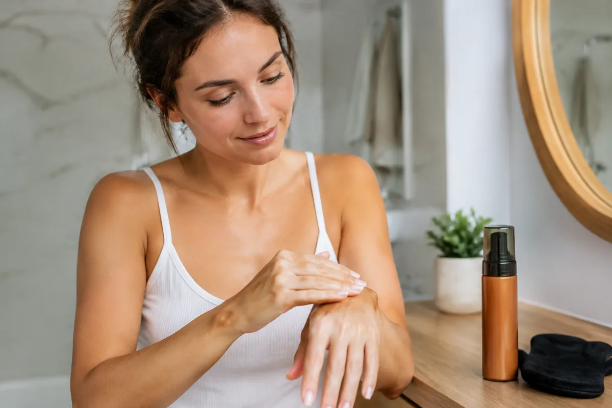 Comment appliquer un autobronzant sans laisser de traces sur les mains ?